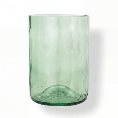 Trinkglas aus recycelter Weinflasche
